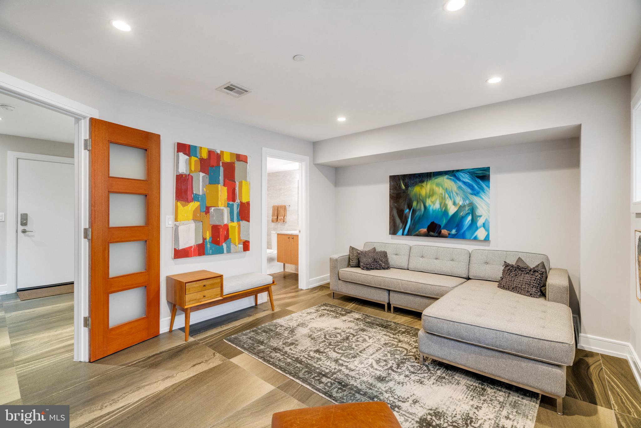 LOGAN SQUARE - Residential