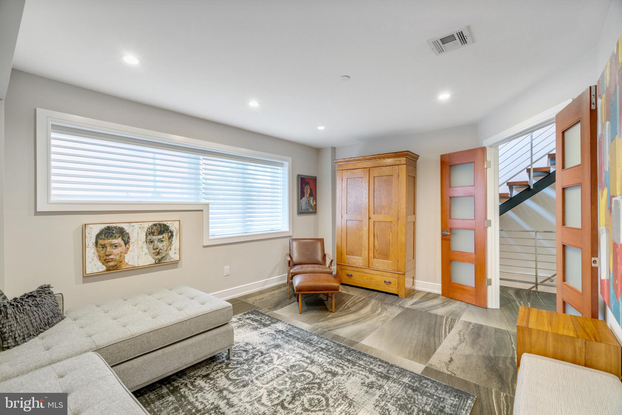 LOGAN SQUARE - Residential