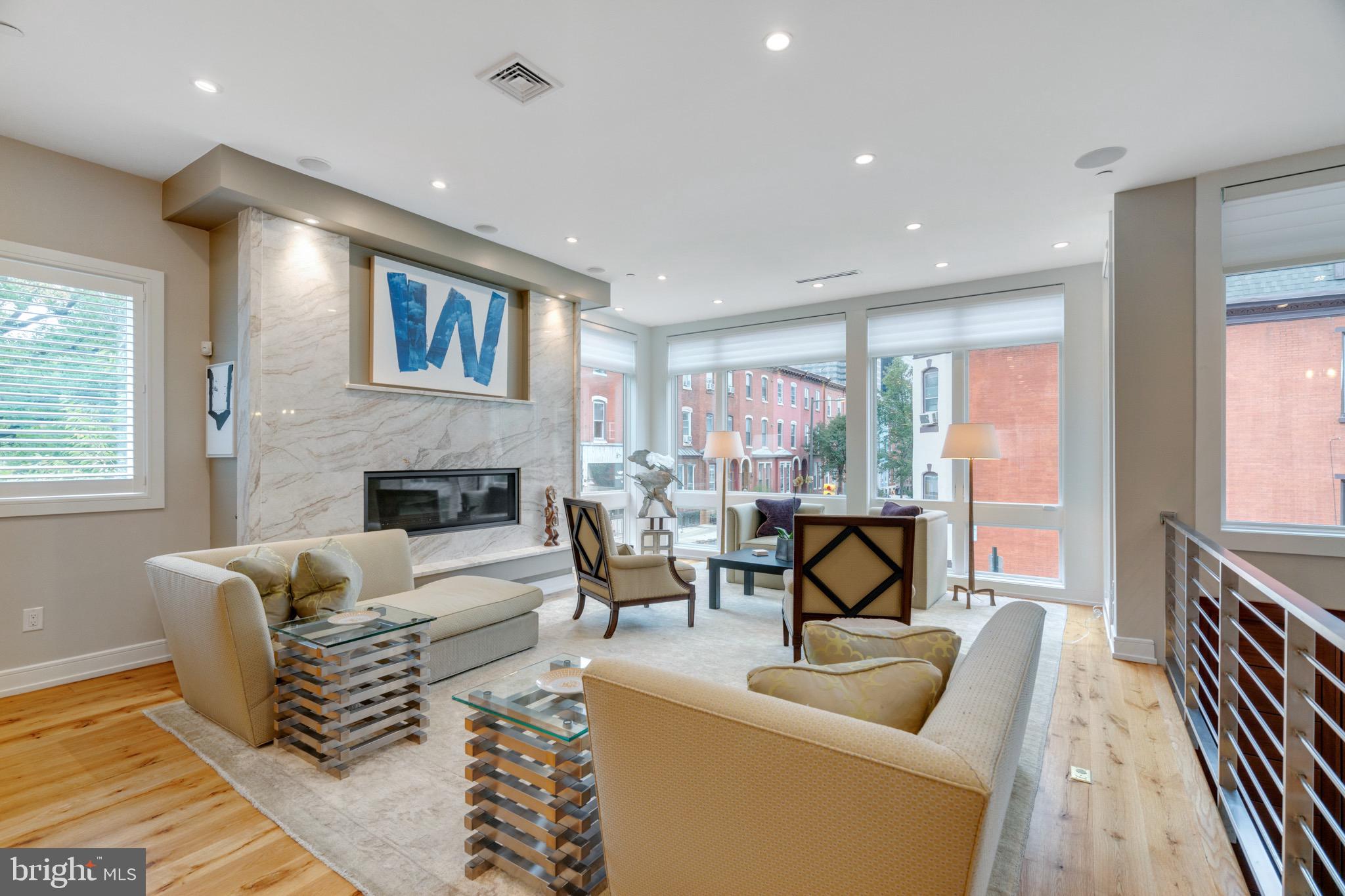 LOGAN SQUARE - Residential