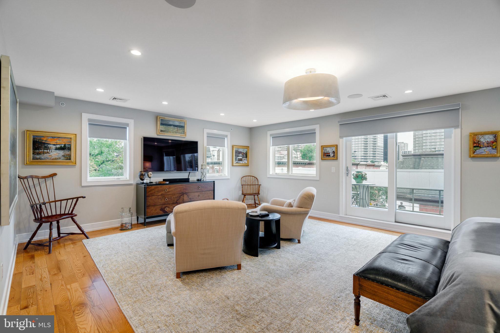 LOGAN SQUARE - Residential