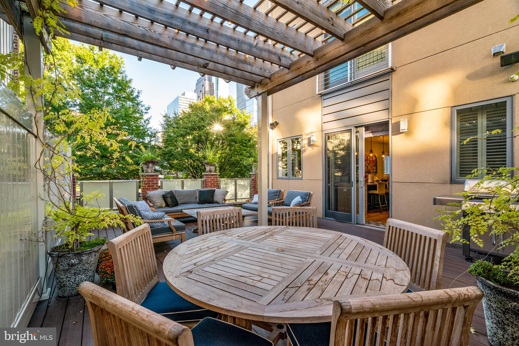 LOGAN SQUARE - Residential