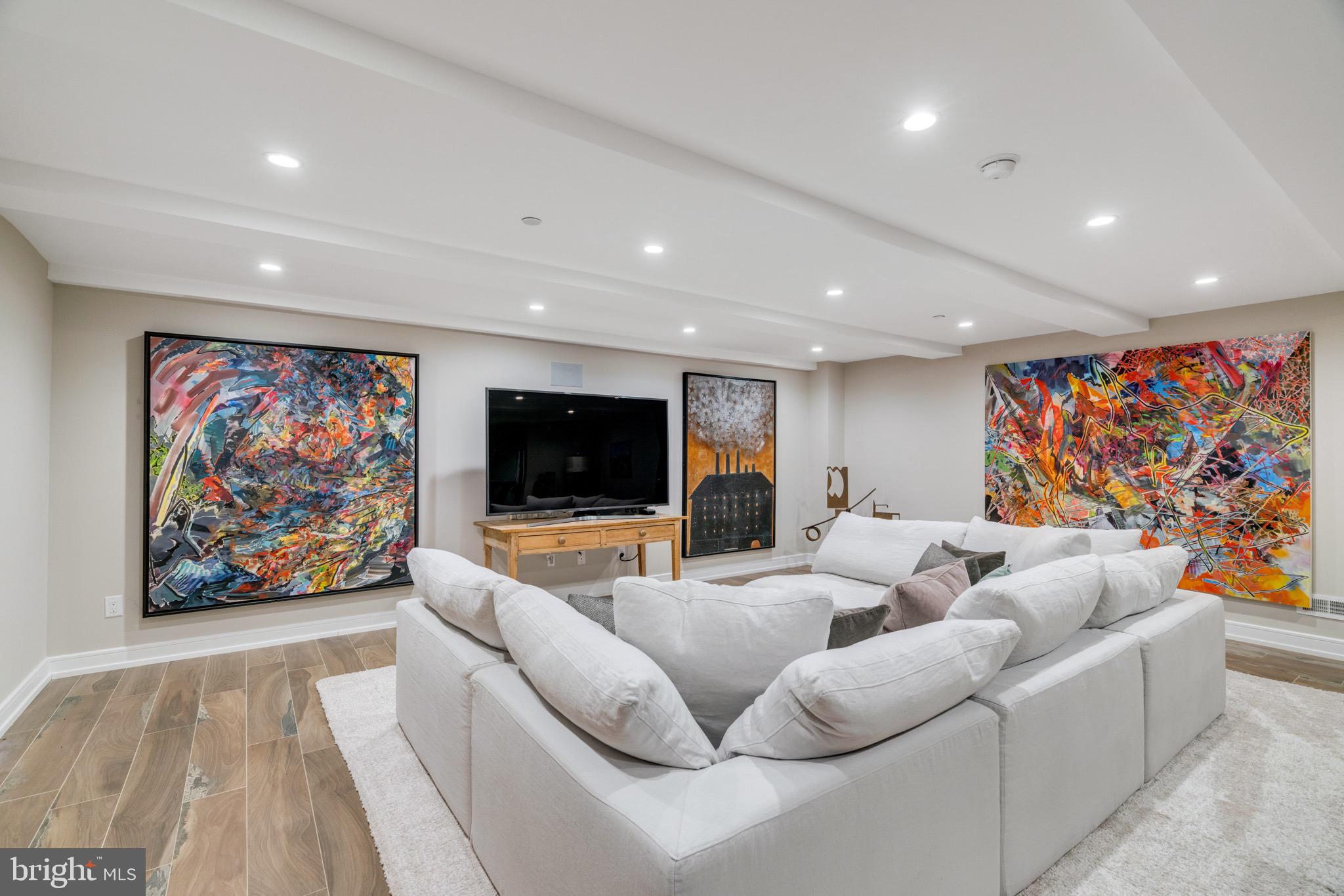 LOGAN SQUARE - Residential