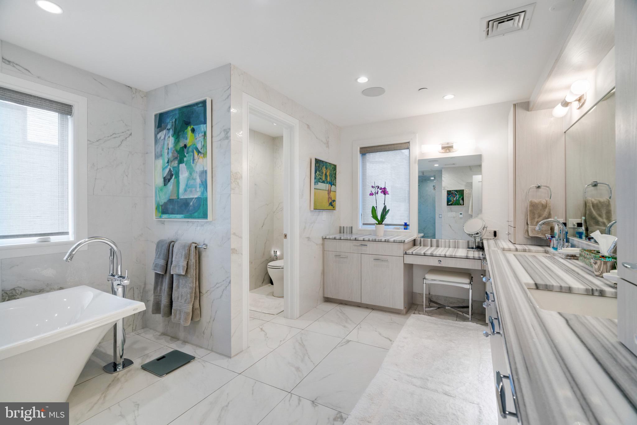 LOGAN SQUARE - Residential