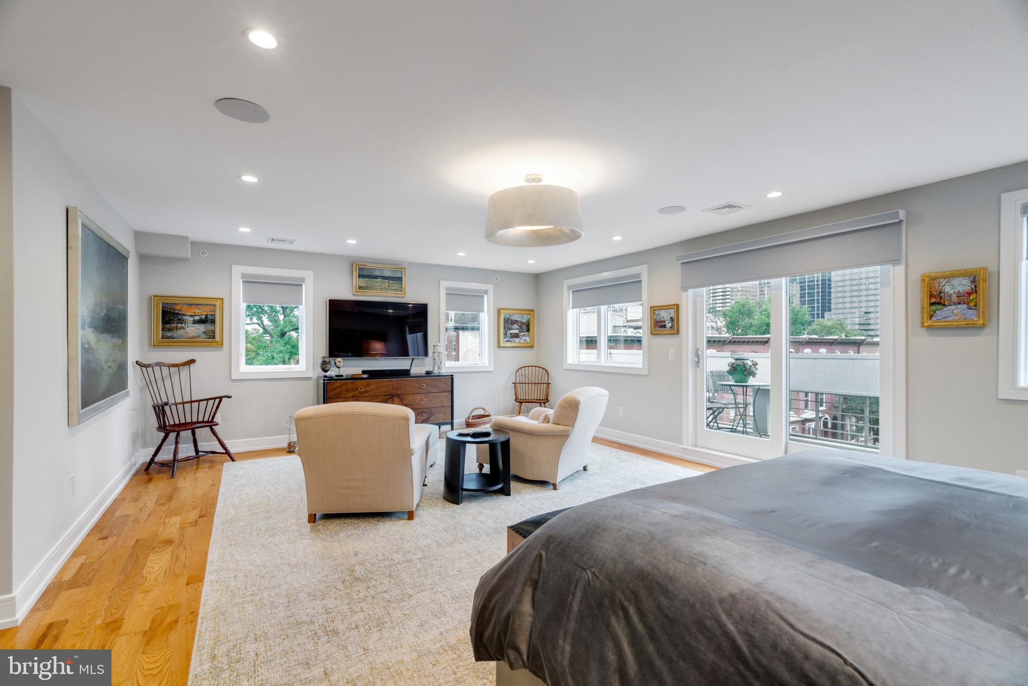 LOGAN SQUARE - Residential