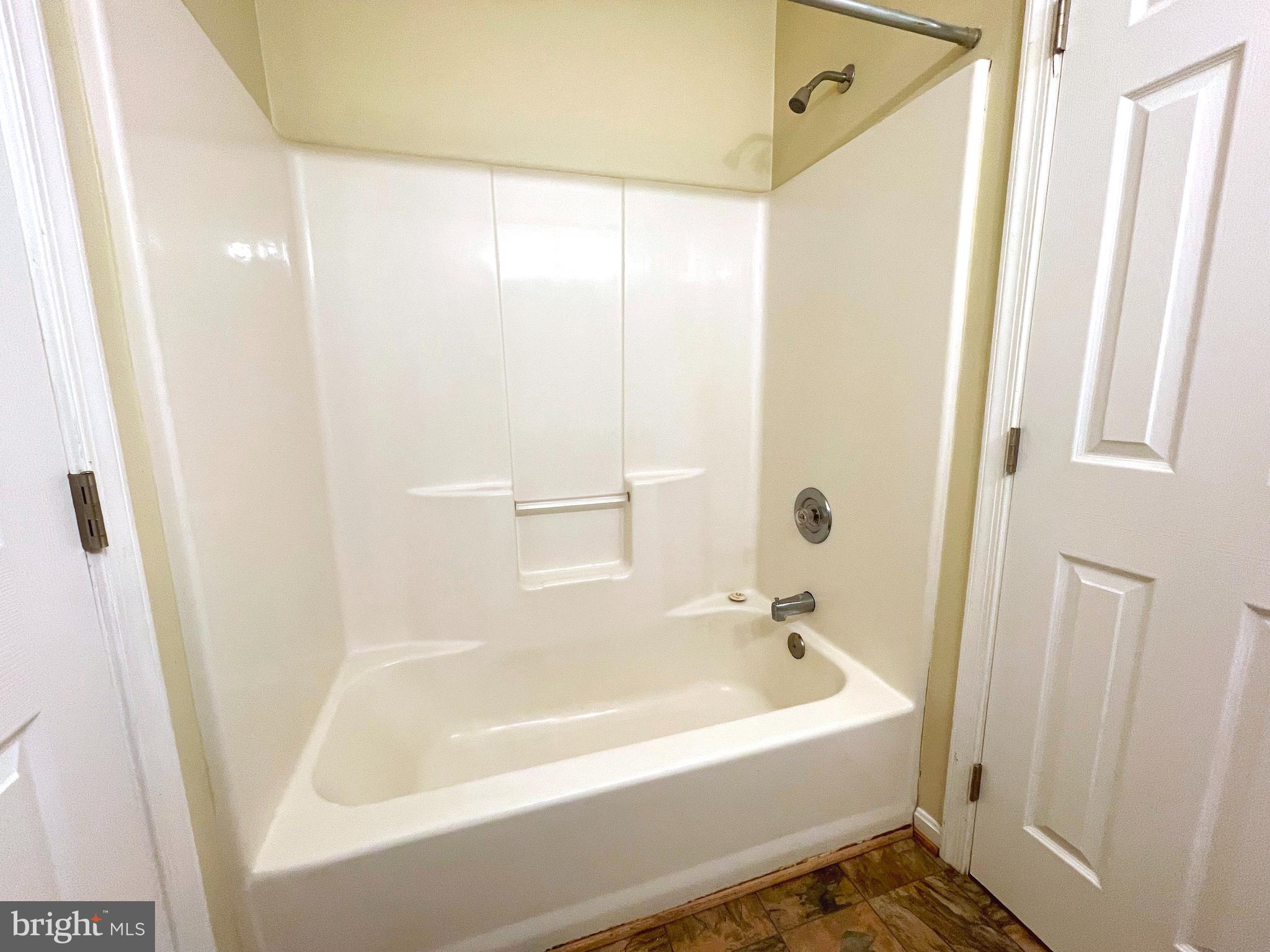 COLUMBIA COMMONS - Residential Lease