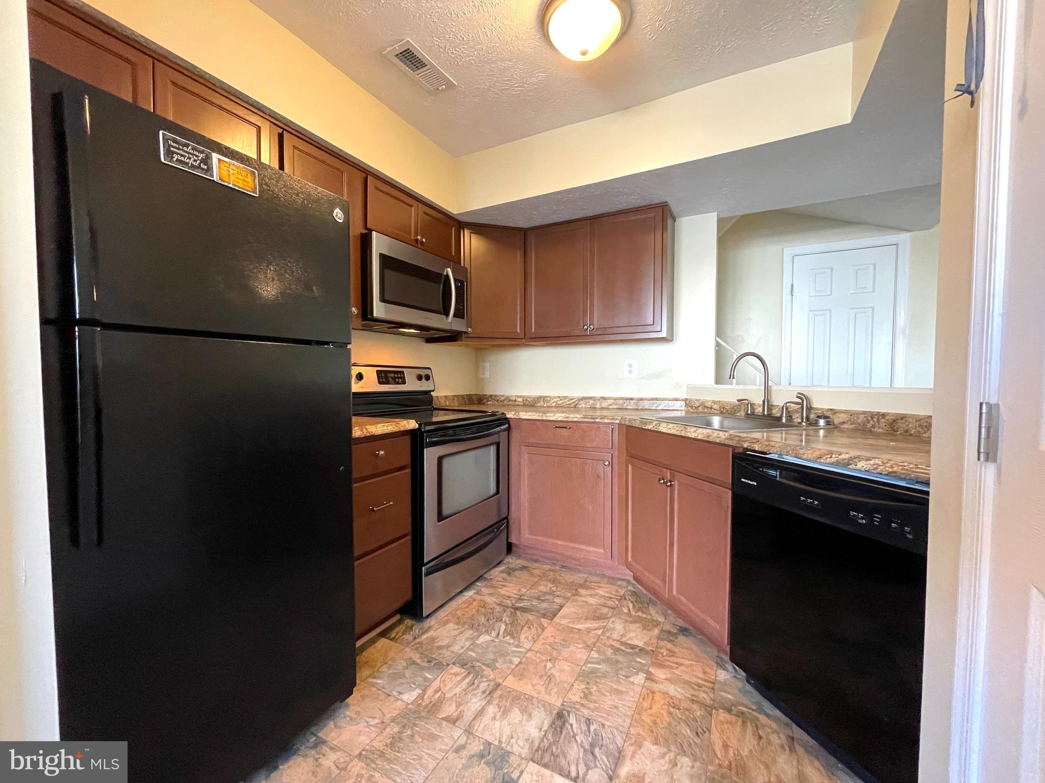 COLUMBIA COMMONS - Residential Lease