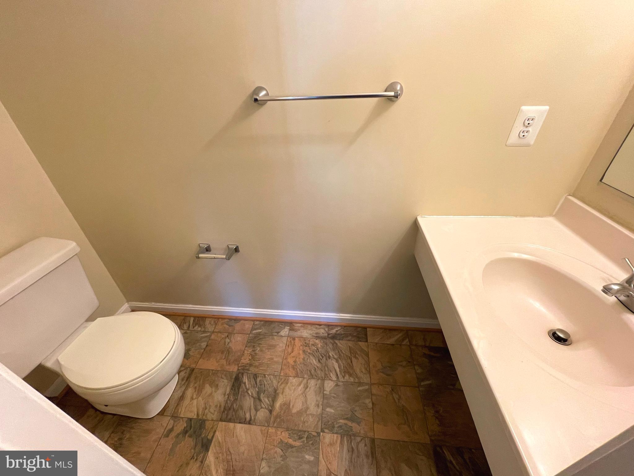 COLUMBIA COMMONS - Residential Lease