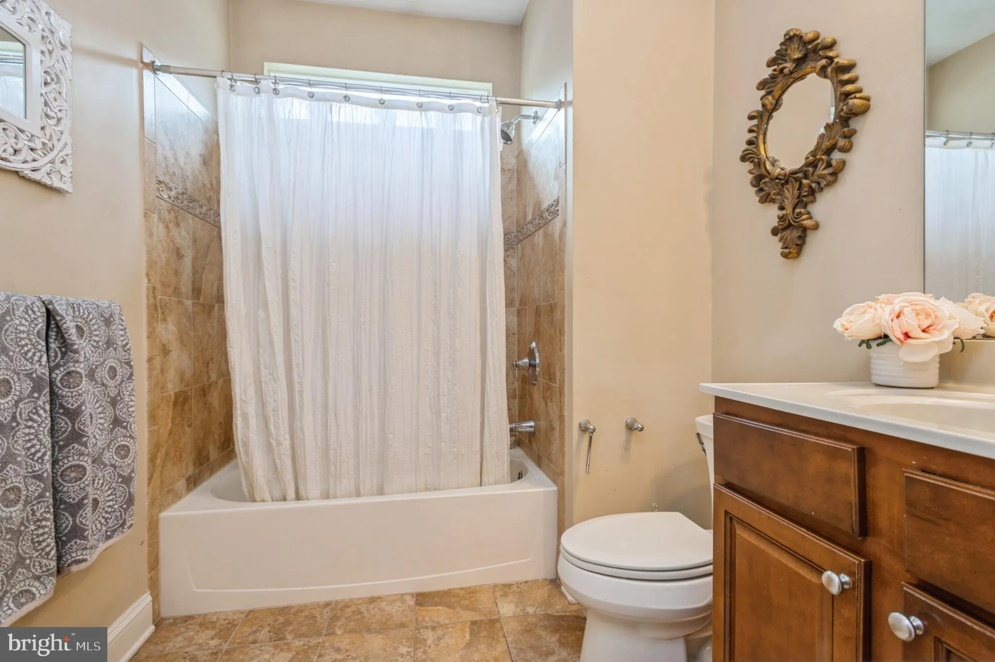 Manalapan, New Jersey 07726, United States, 2 Bedrooms Bedrooms, ,3 BathroomsBathrooms,Residential,Pending,143065