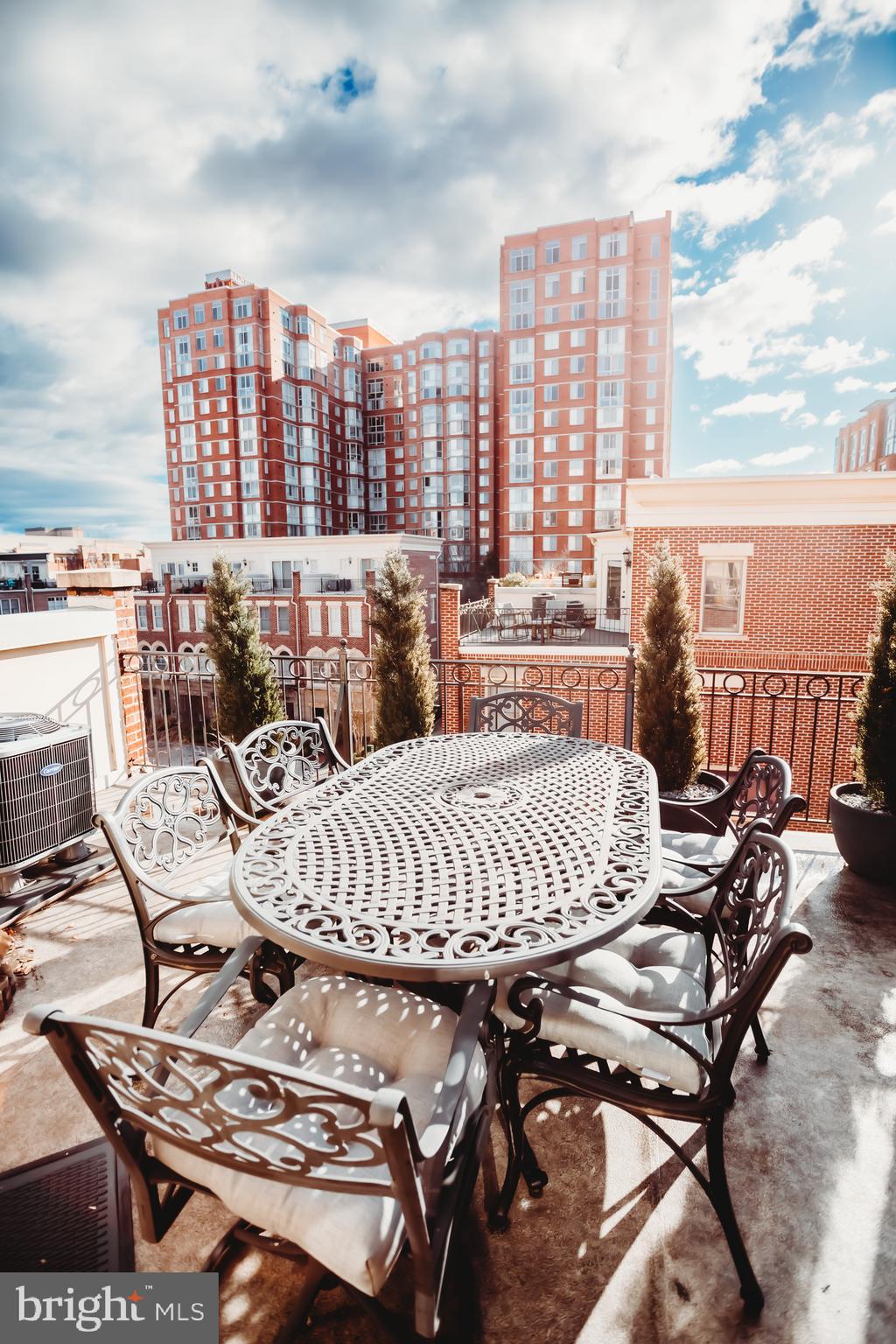 CARLYLE - Residential Lease