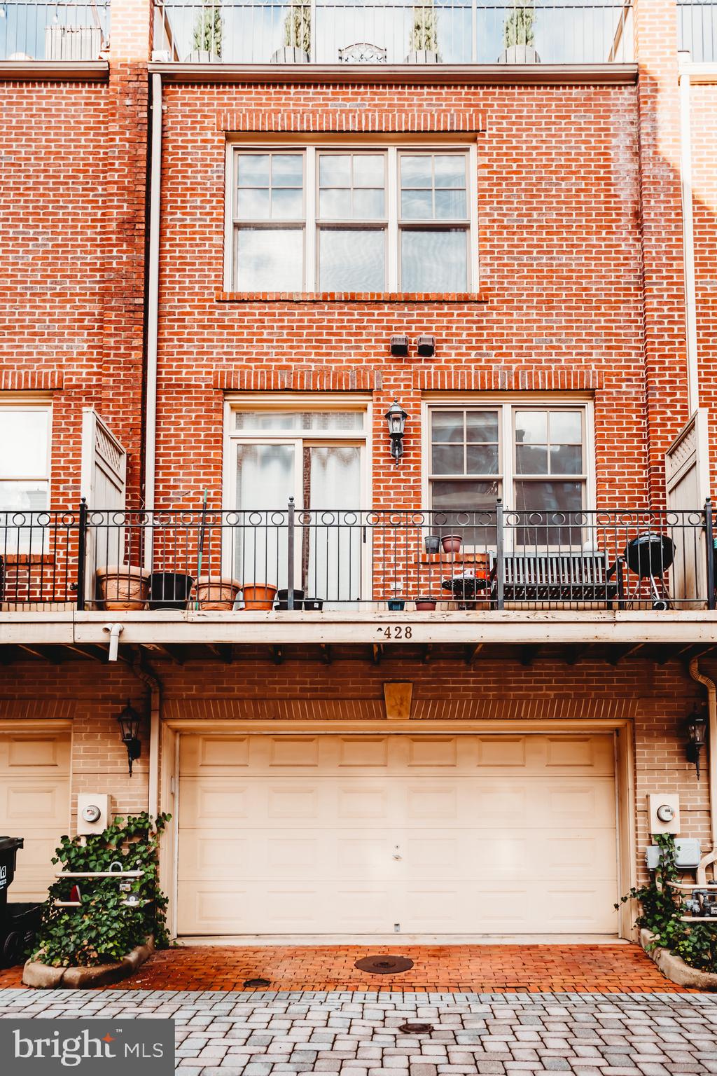 CARLYLE - Residential Lease