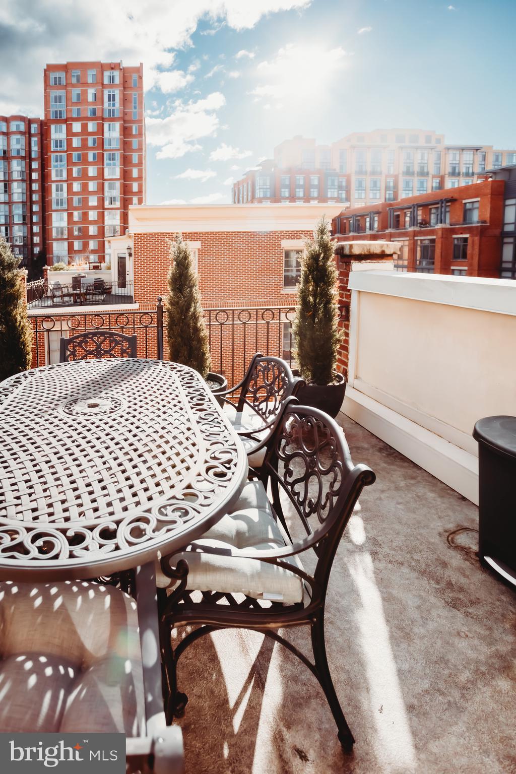 CARLYLE - Residential Lease