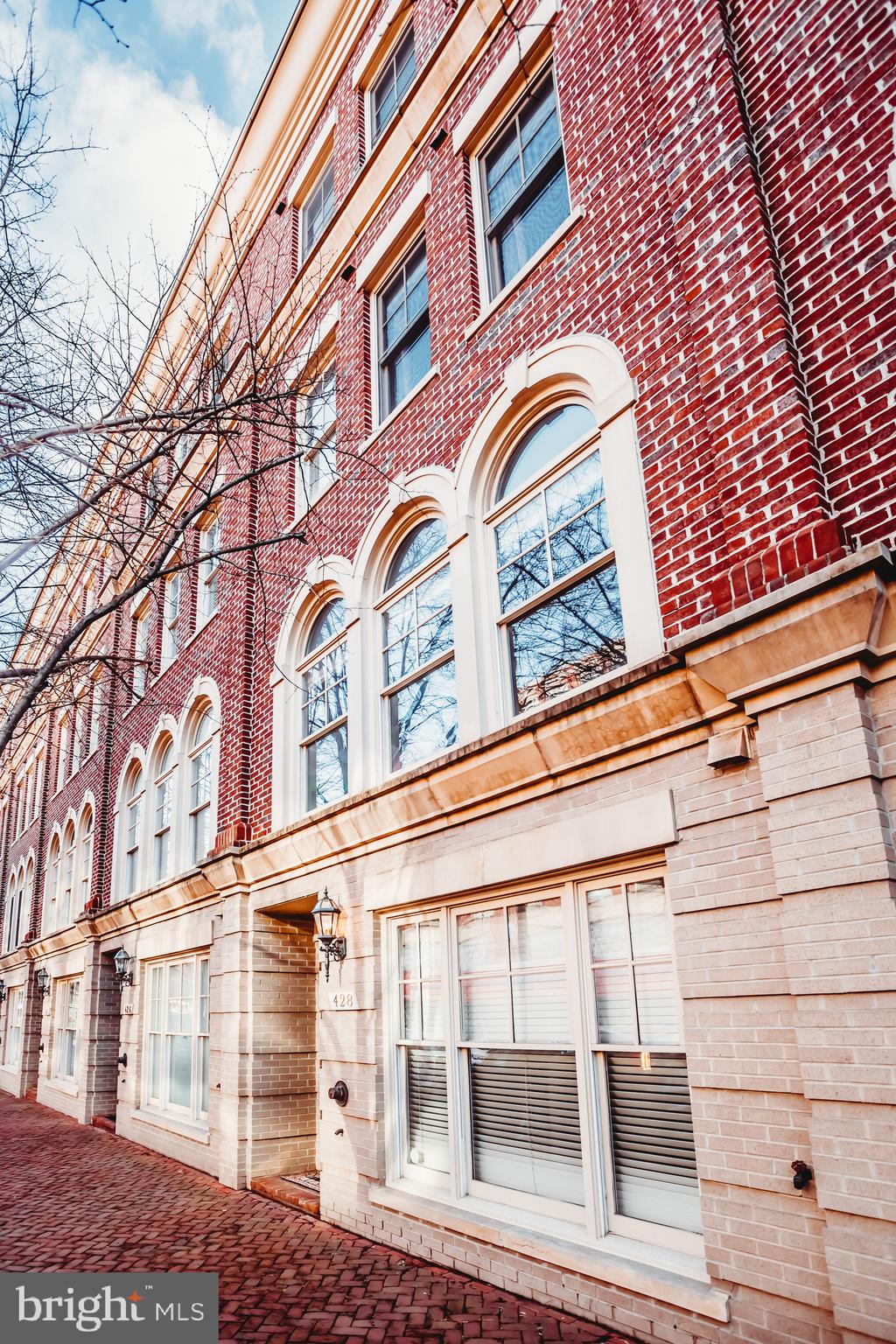 CARLYLE - Residential Lease