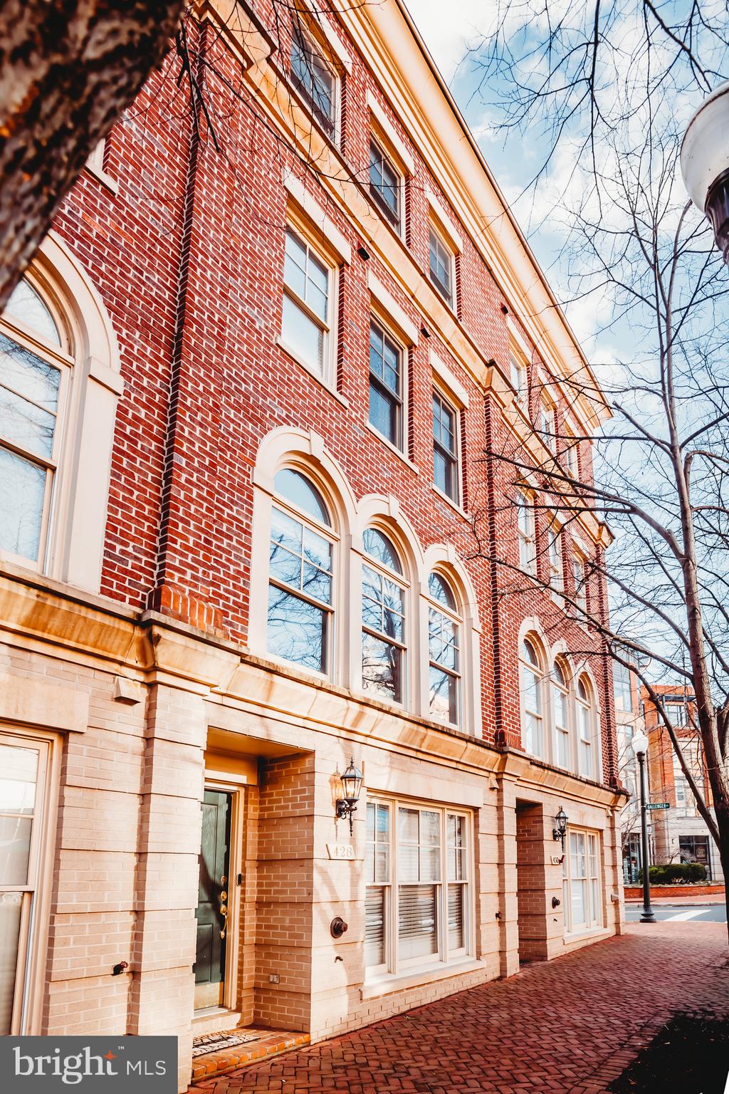 CARLYLE - Residential Lease