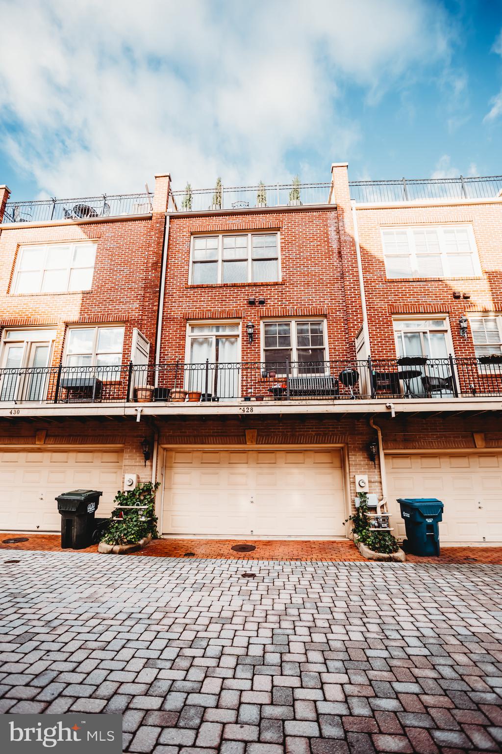 CARLYLE - Residential Lease