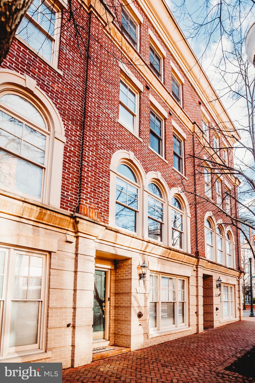 CARLYLE - Residential Lease