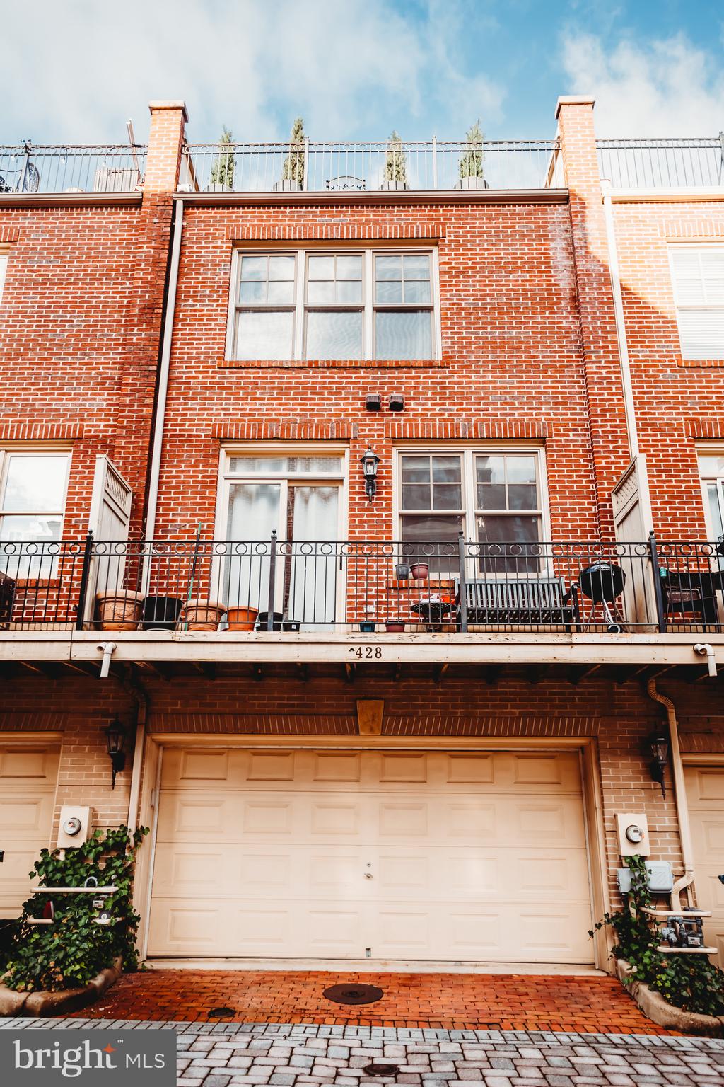 CARLYLE - Residential Lease