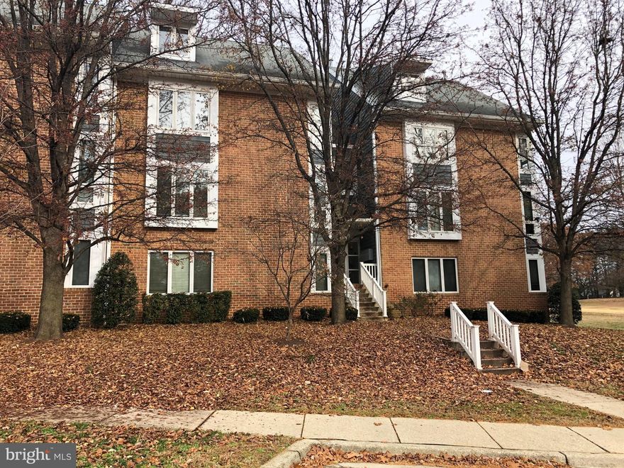 Condo in sought after Fairways at Bay Hills Golf Club. Broadneck schools. Pool and Golf memberships available. Great location with an easy access to Rt. 50/Baltimore/Annapolis/BWI