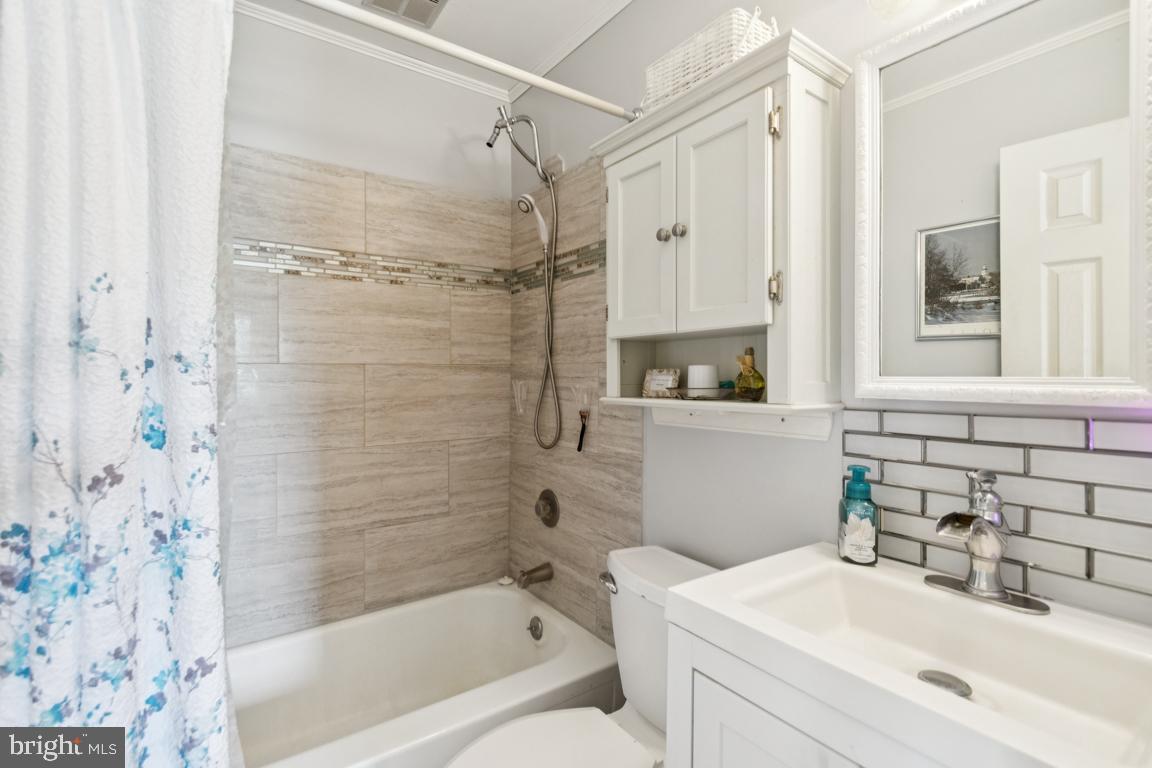 WOODLAND BEACH - Residential