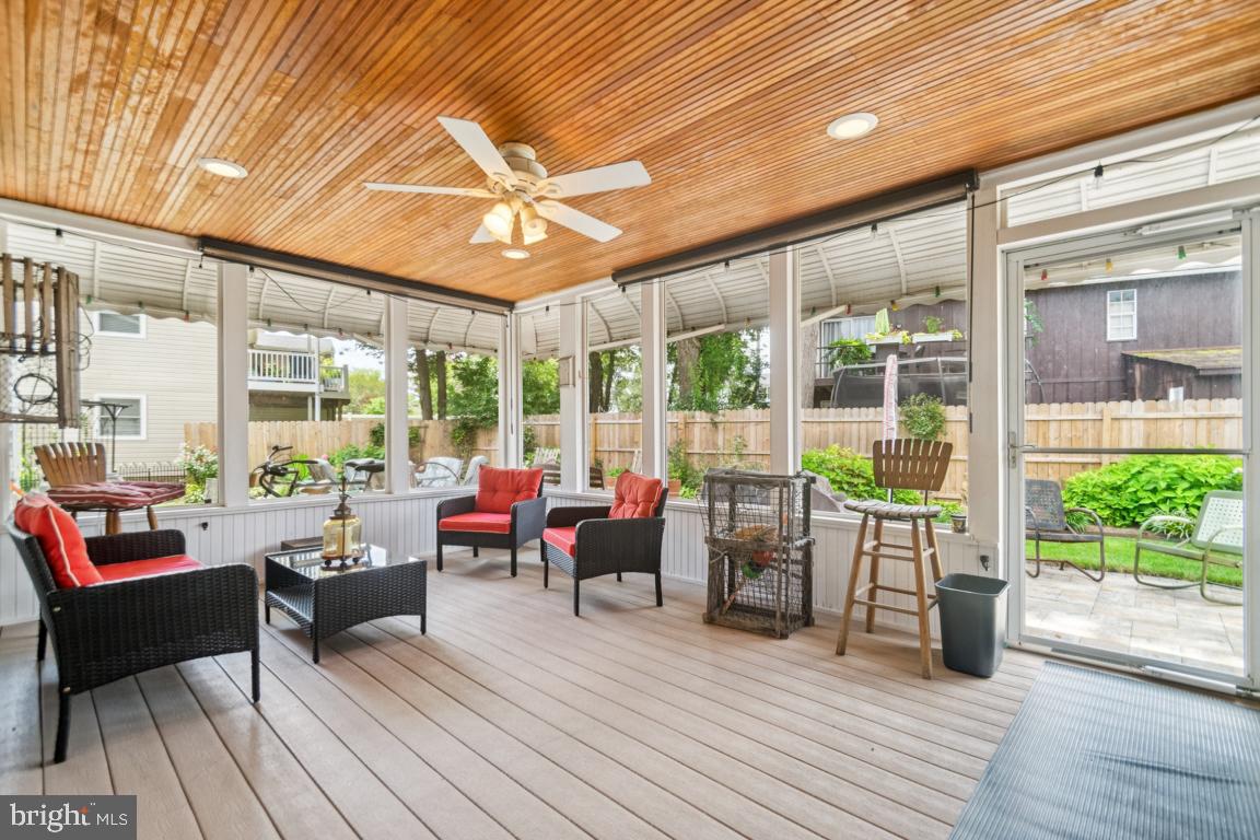 WOODLAND BEACH - Residential