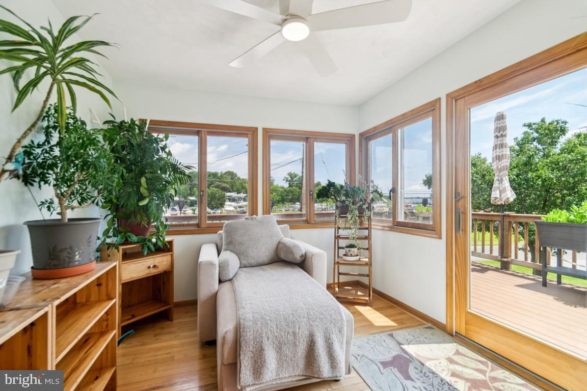 WOODLAND BEACH - Residential