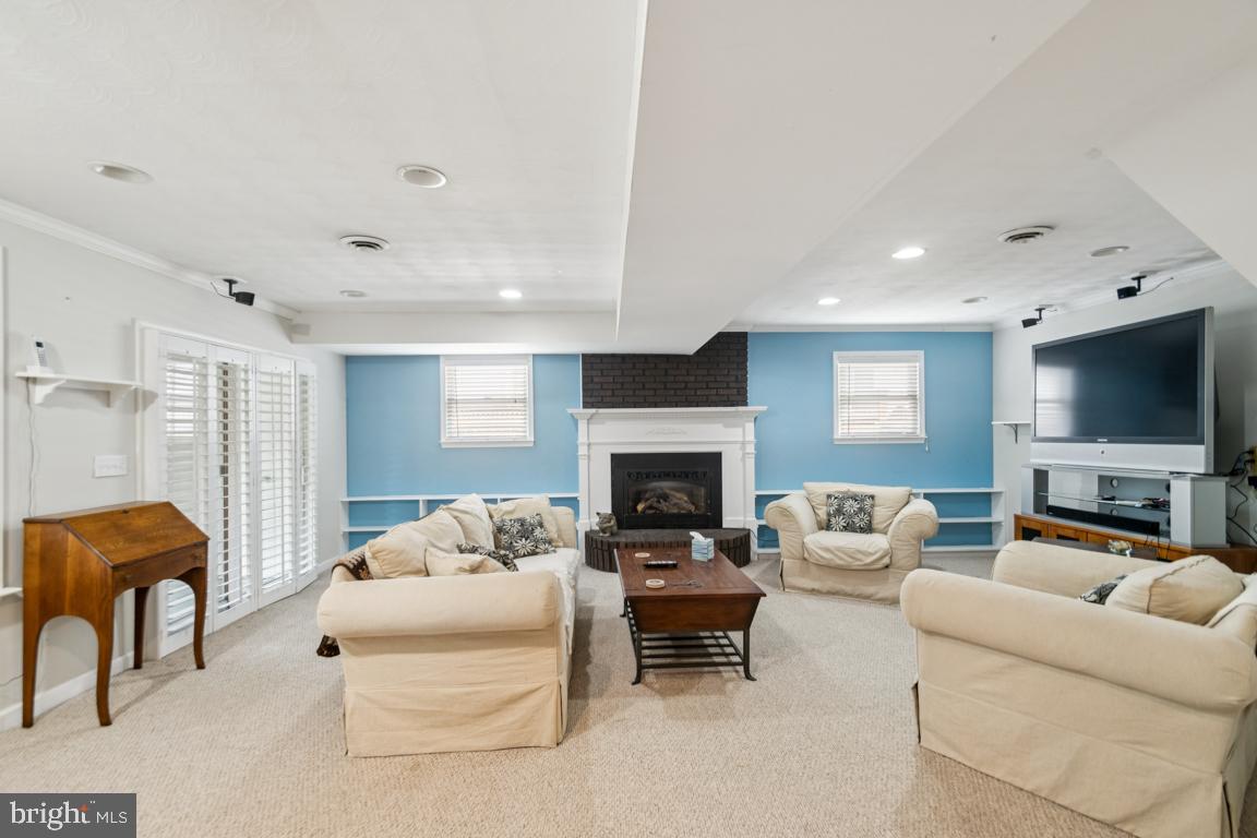 WOODLAND BEACH - Residential