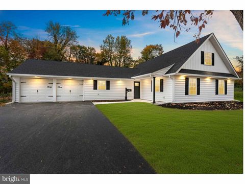 33 RED ROSE WAY LEVITTOWN PA 19056