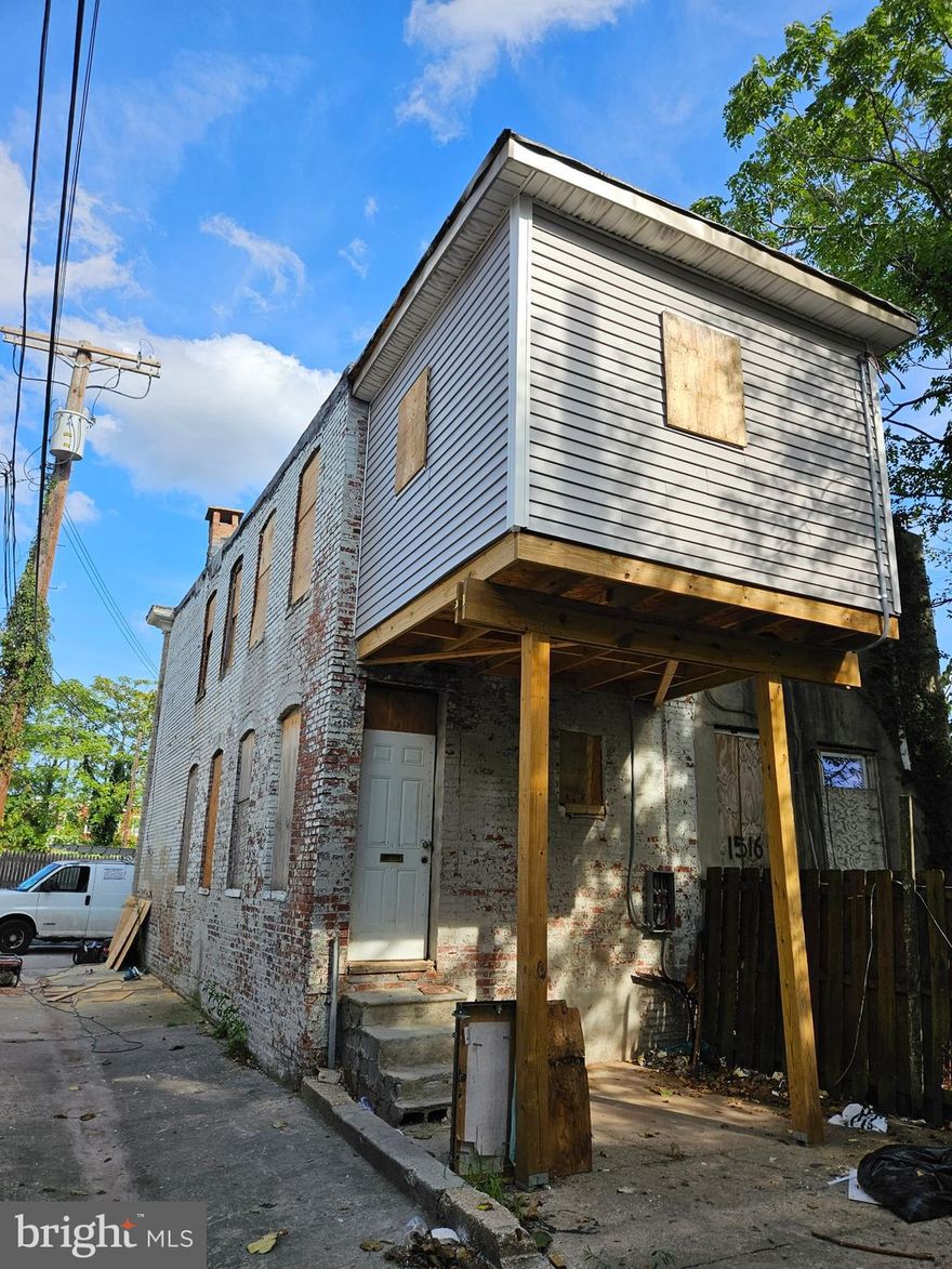 Investment property located within 10 minutes of Hopkins Hospital. Roof recently done and has a rdone extension in rear. It lso has 200 amp. Not too many properties under 40,000 anymore. Grab this one while you can.