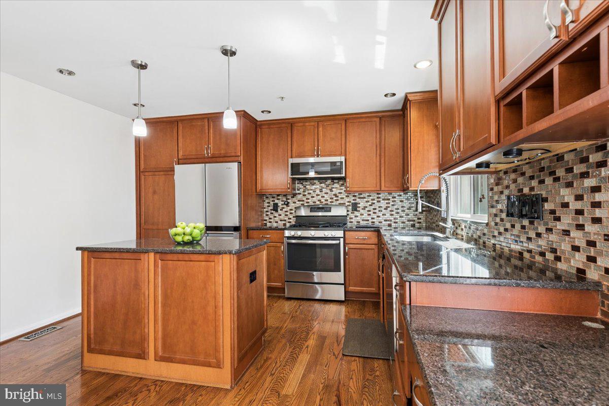 SOUTH RIVER COLONY - Residential