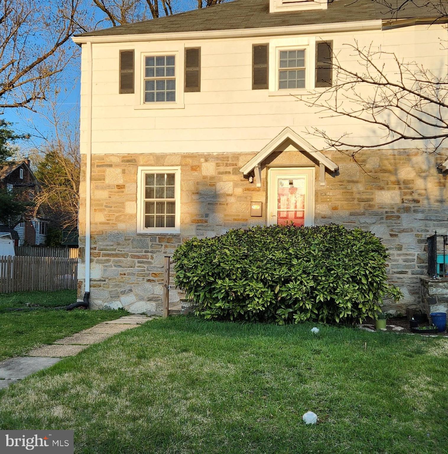 This lovely 3-bedroom duplex home is situated adjacent to Notre Dame and Loyola Universities. It has hard wood floors on the 1st and 2nd levels. The kitchen and bath have ceramic tile floor.
Underwood Rd is a quiet dead-end street with limited access. The property has a large side and rear yard ideal for gardening, relaxing or gathering with friends.
The lower level is a multifunction space with a tile floor and access to the rear yard.