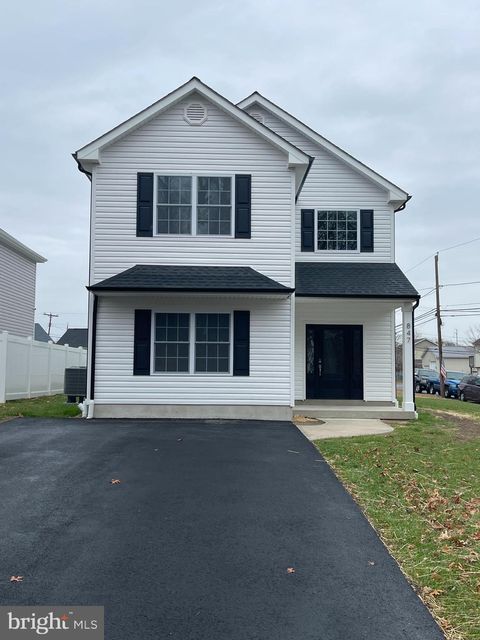 2821 AVENUE E LEVITTOWN PA 19056