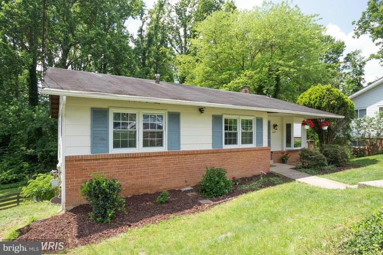 SURREY SQUARE - Residential Lease