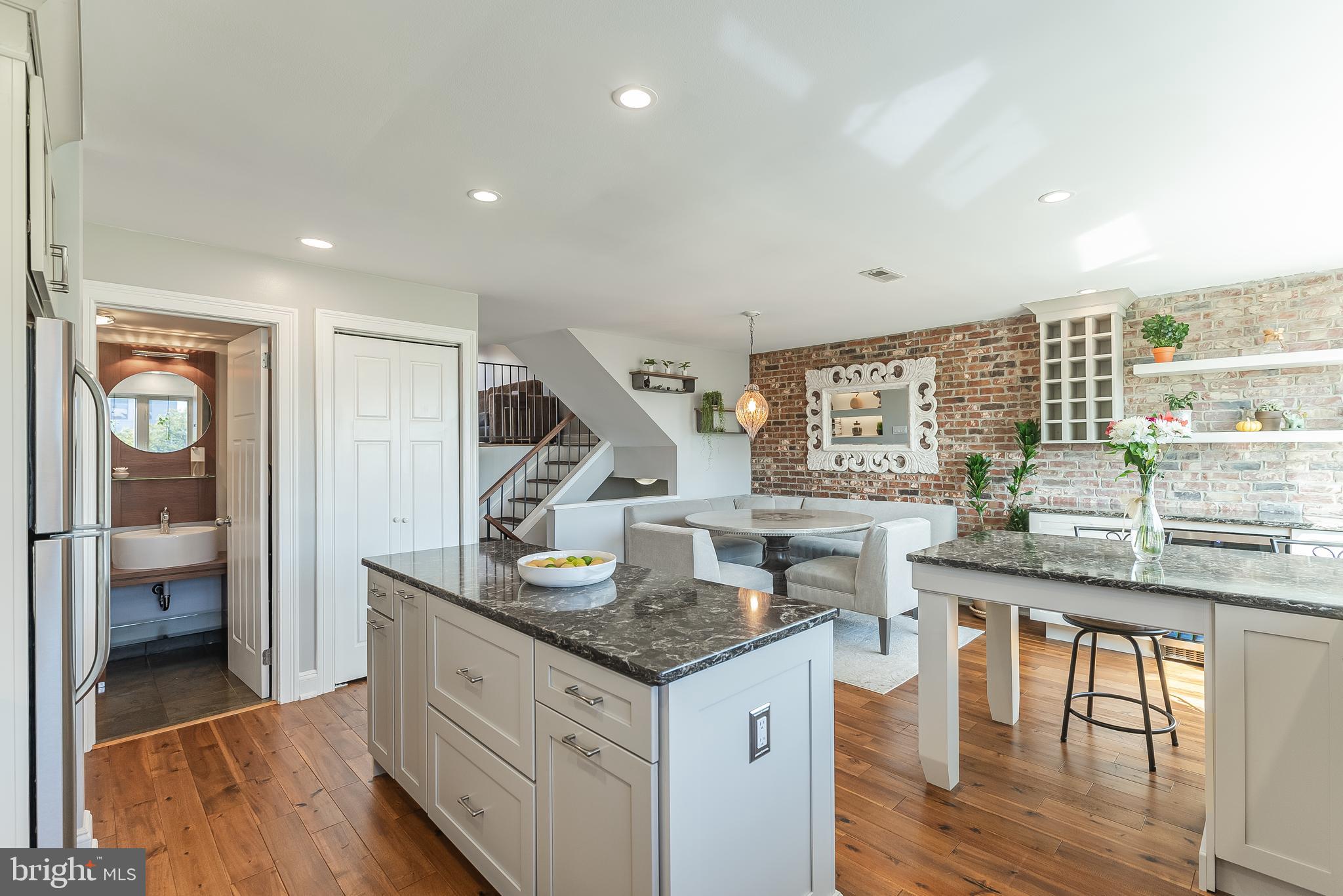 QUEEN VILLAGE - Residential