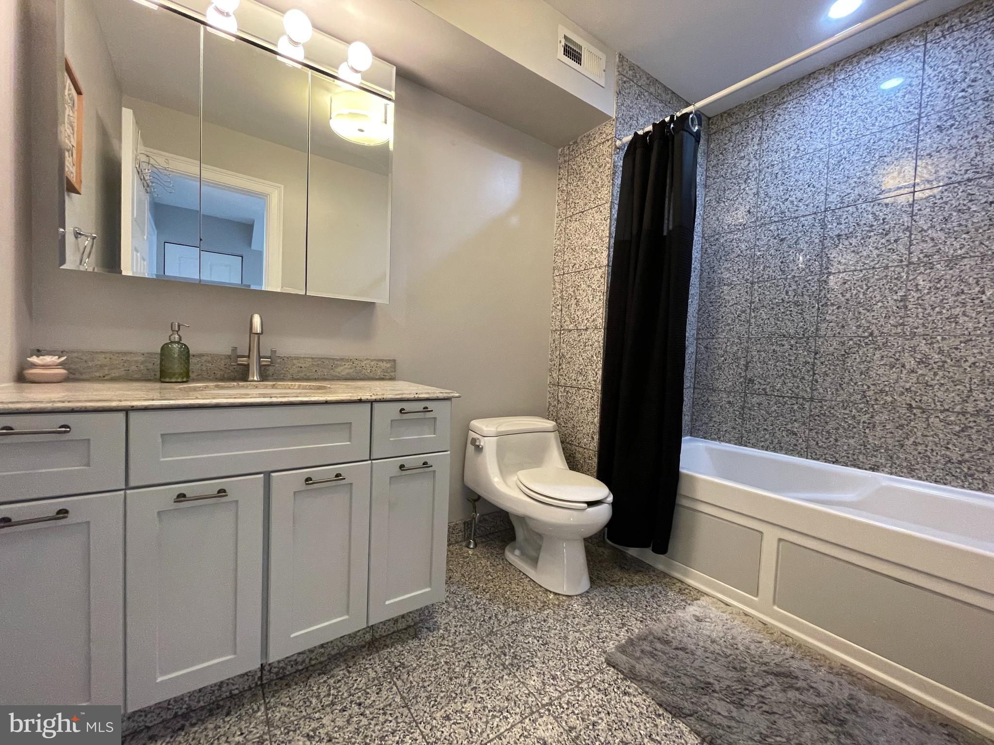 QUEEN VILLAGE - Residential