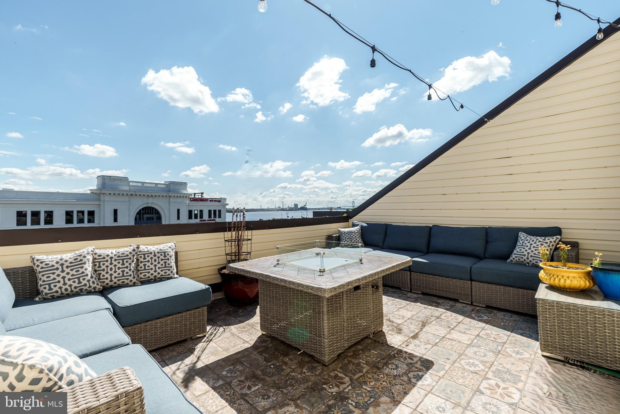 QUEEN VILLAGE - Residential