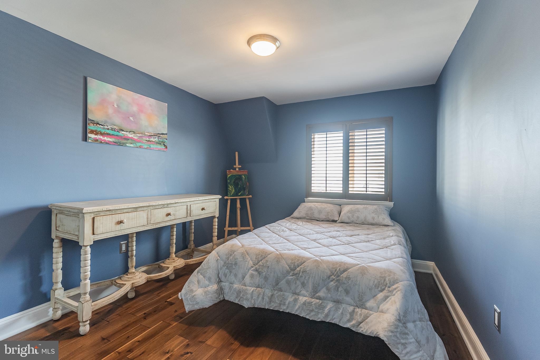 QUEEN VILLAGE - Residential