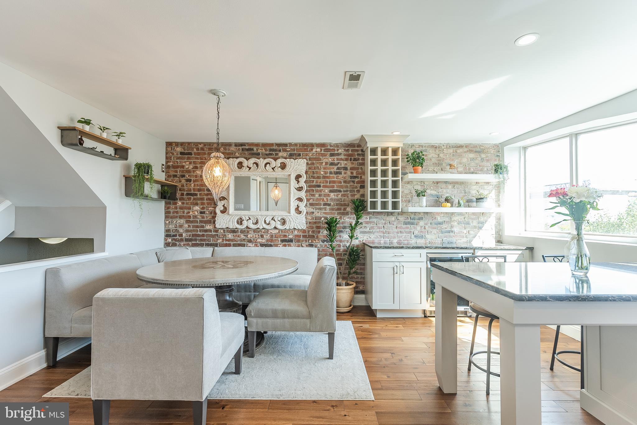 QUEEN VILLAGE - Residential