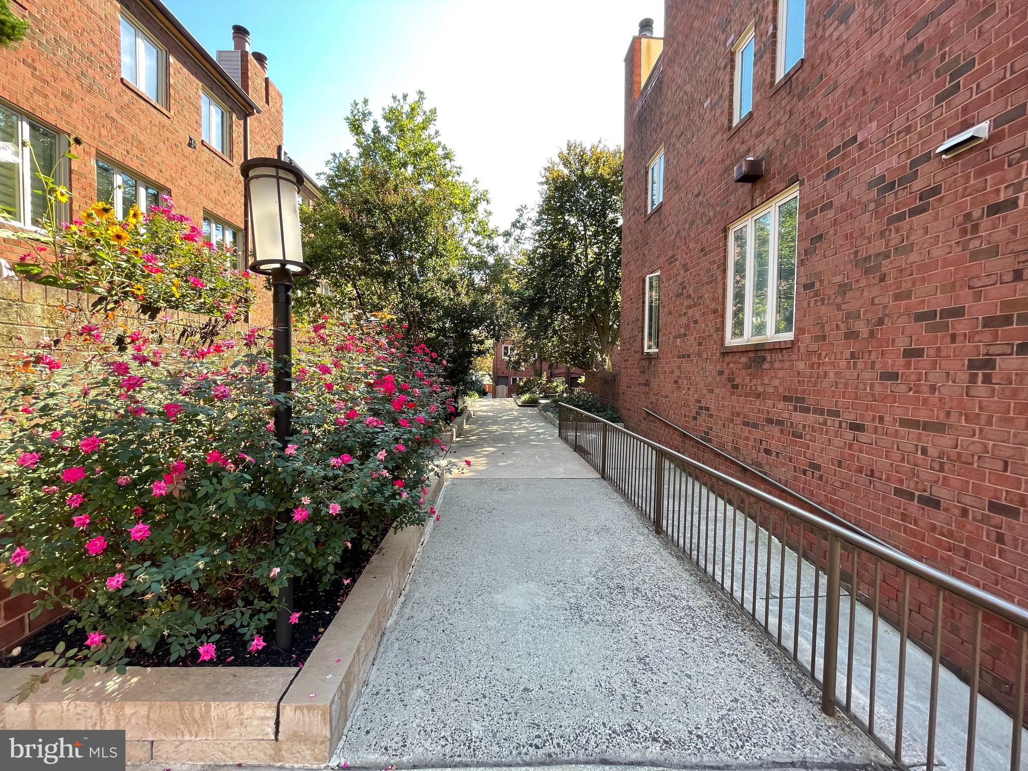 QUEEN VILLAGE - Residential