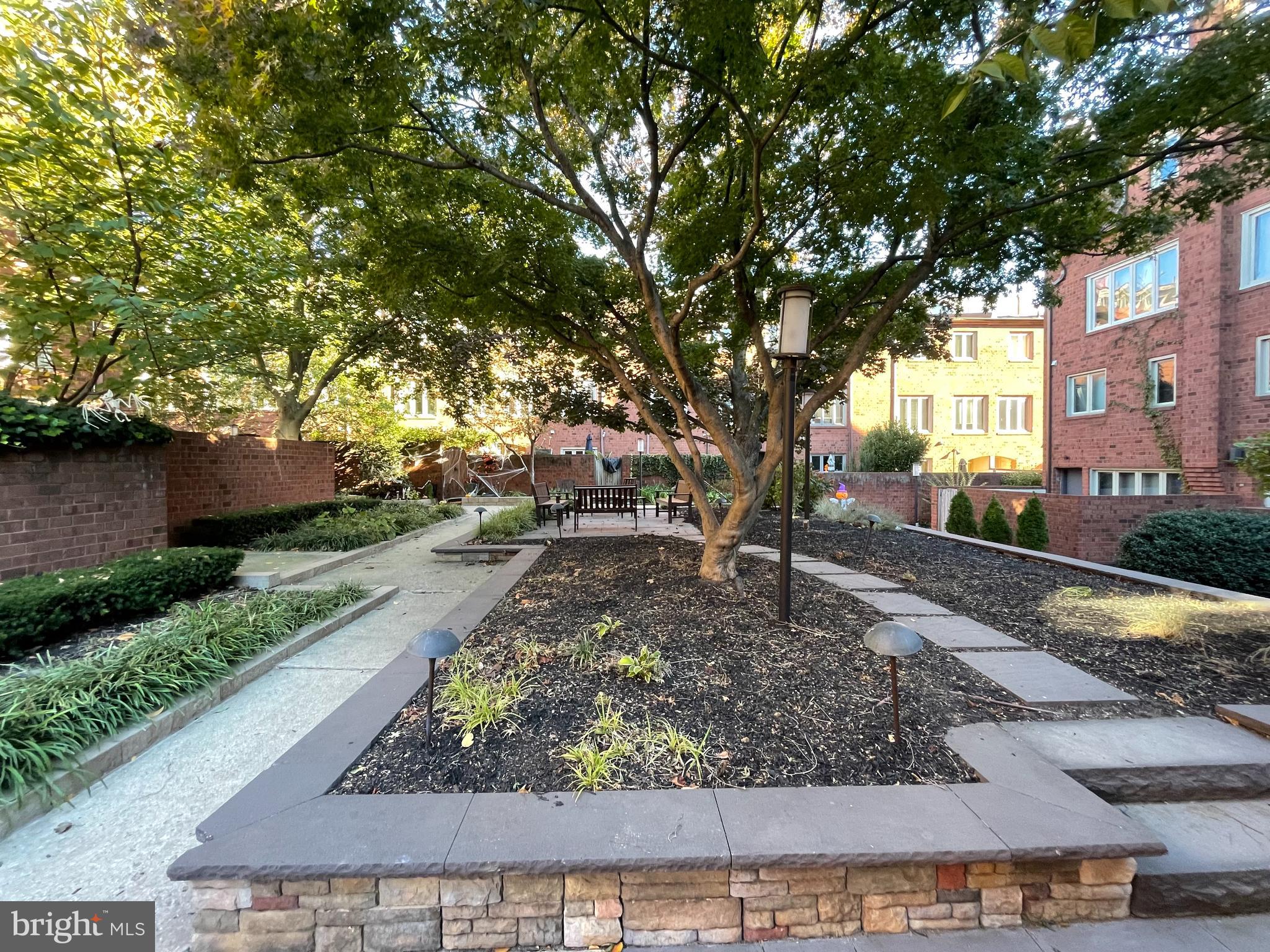 QUEEN VILLAGE - Residential