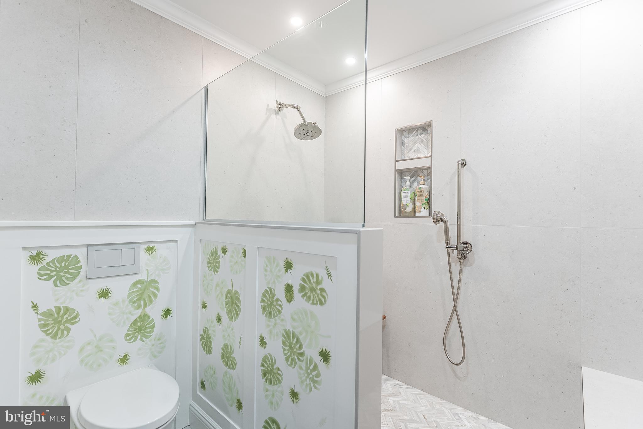 QUEEN VILLAGE - Residential