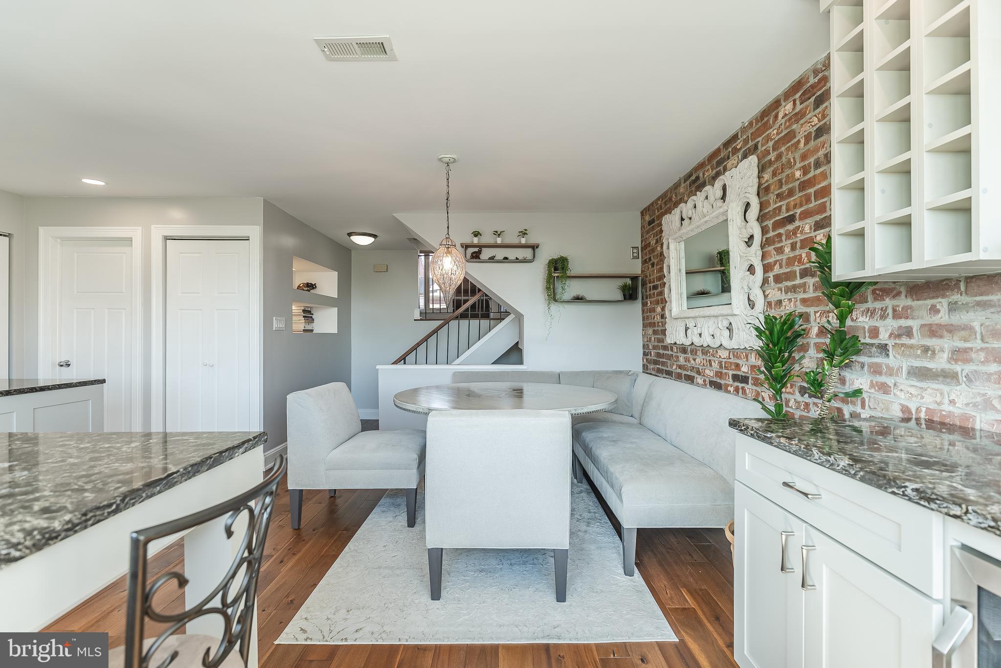 QUEEN VILLAGE - Residential