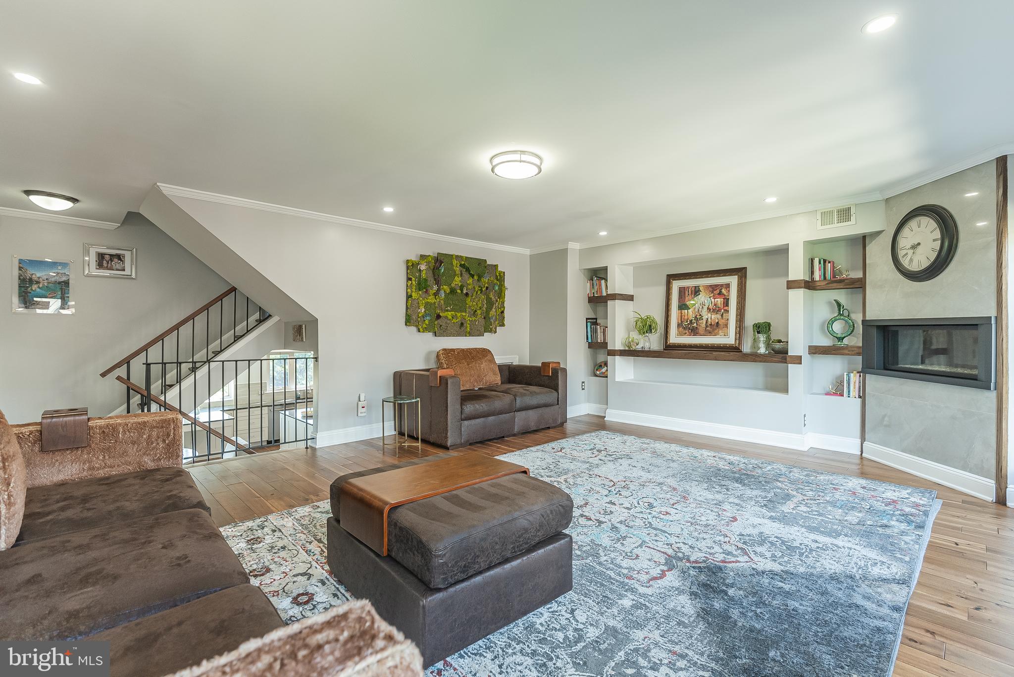 QUEEN VILLAGE - Residential