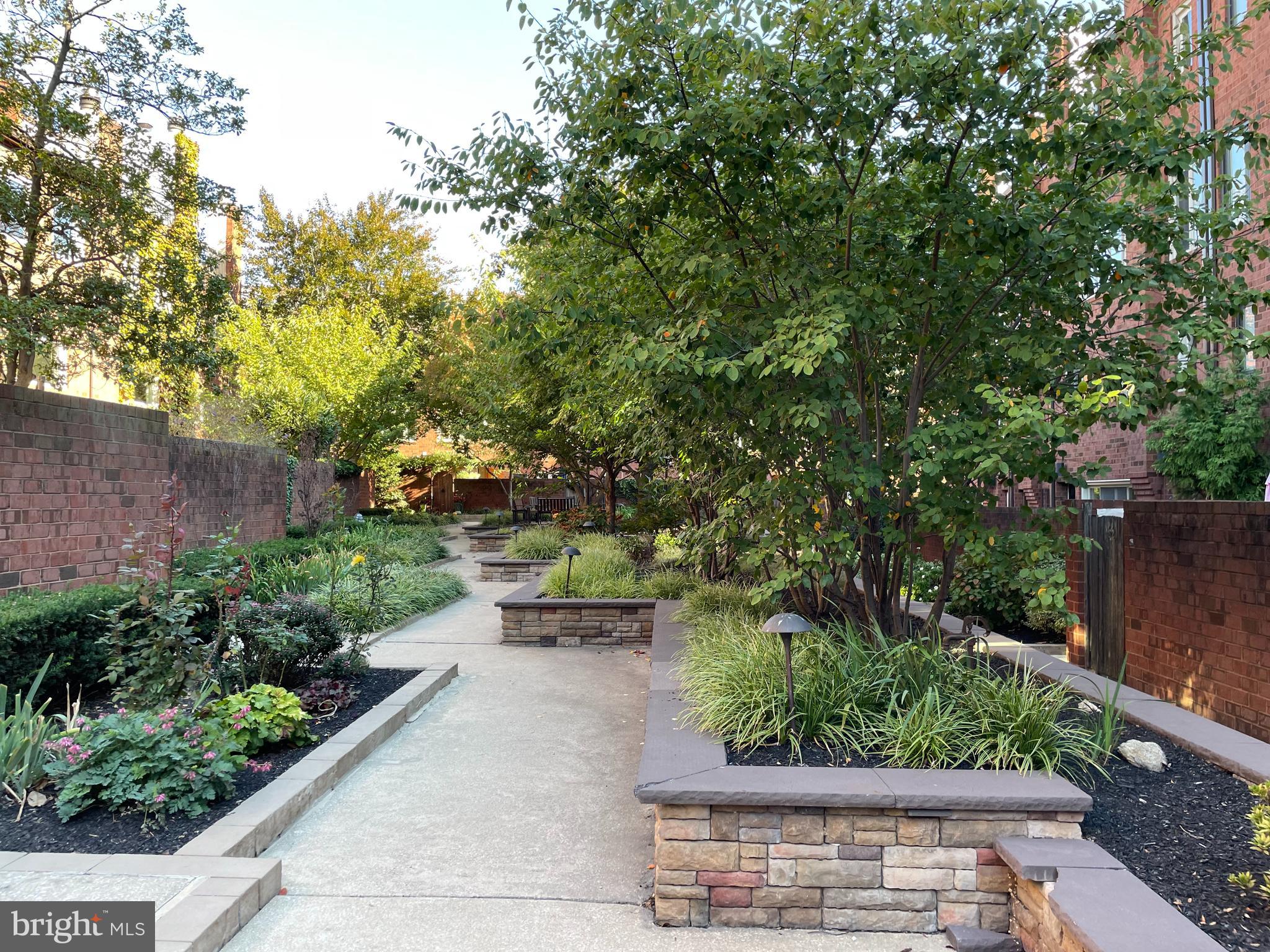 QUEEN VILLAGE - Residential