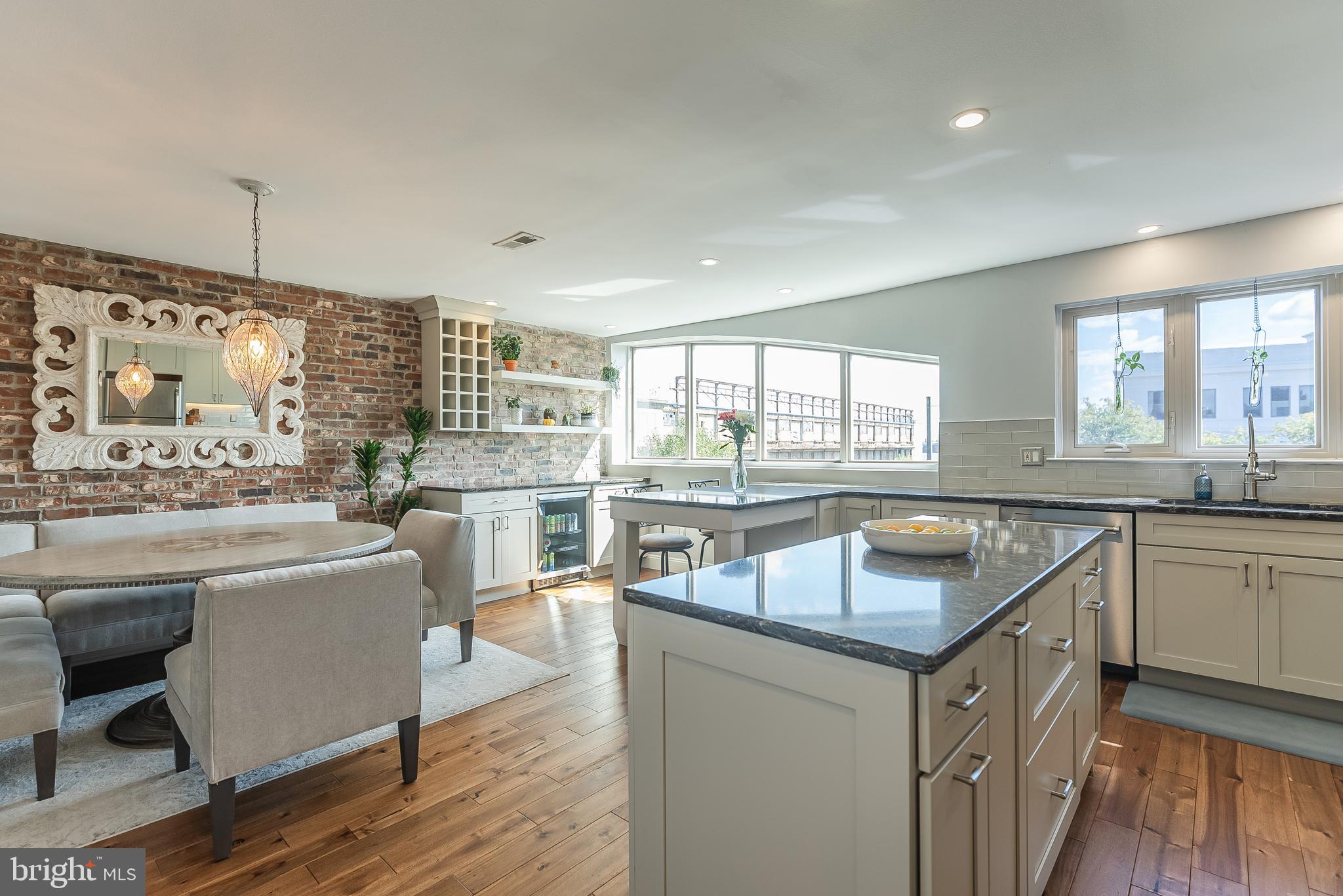 QUEEN VILLAGE - Residential