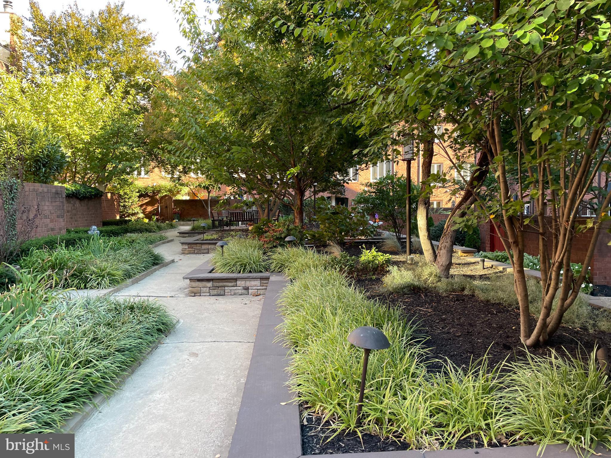 QUEEN VILLAGE - Residential