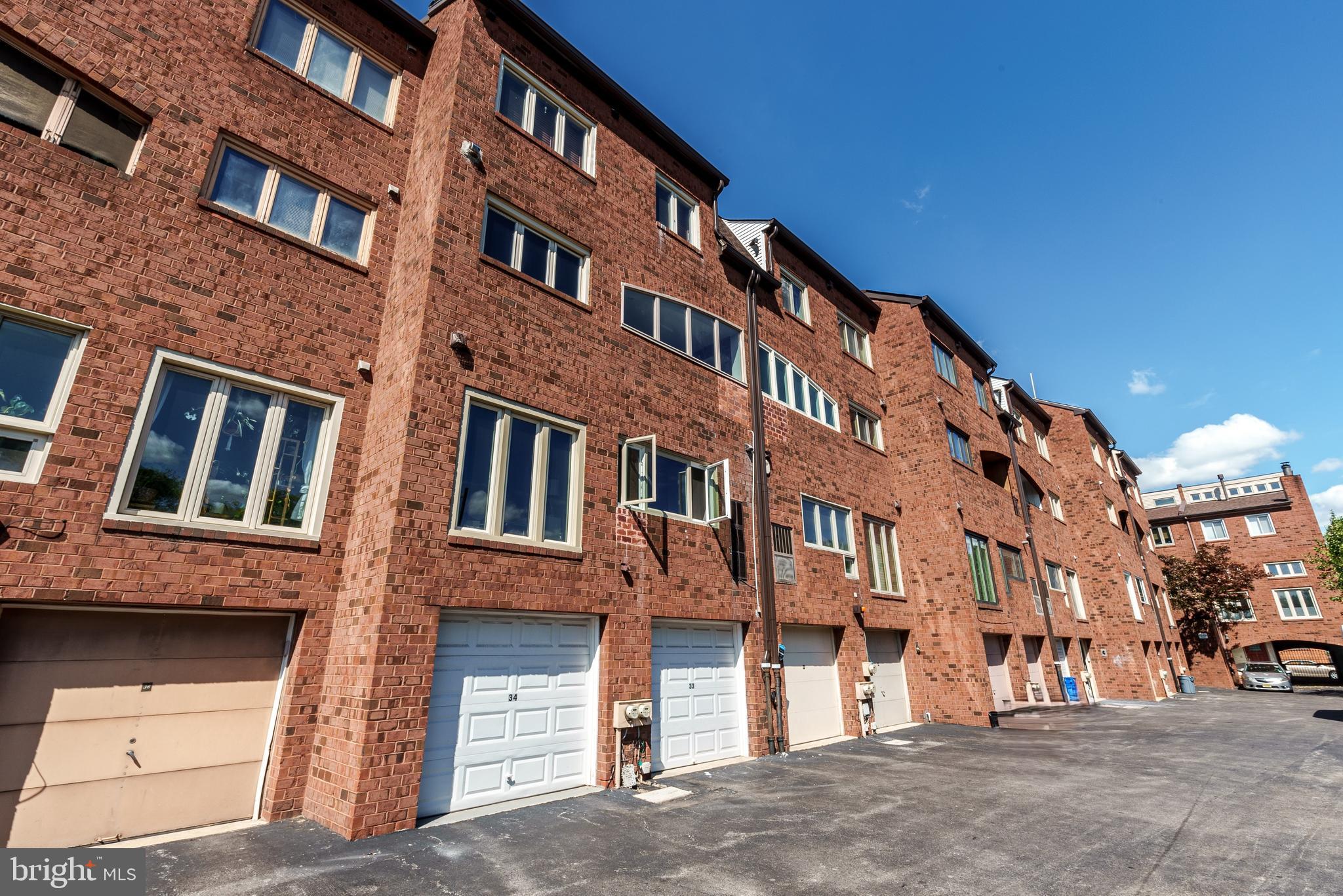 QUEEN VILLAGE - Residential