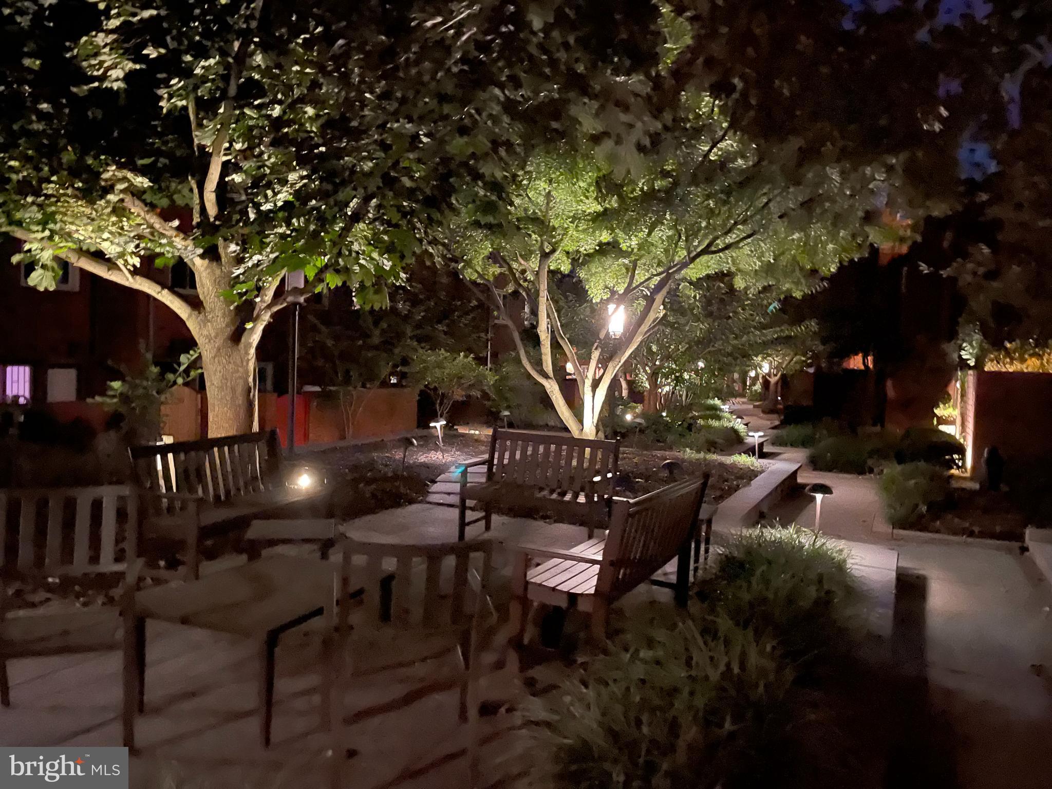 QUEEN VILLAGE - Residential