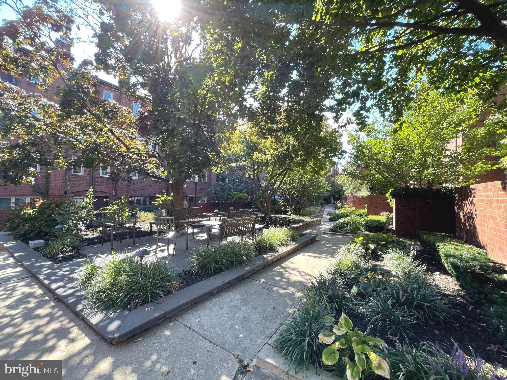 QUEEN VILLAGE - Residential