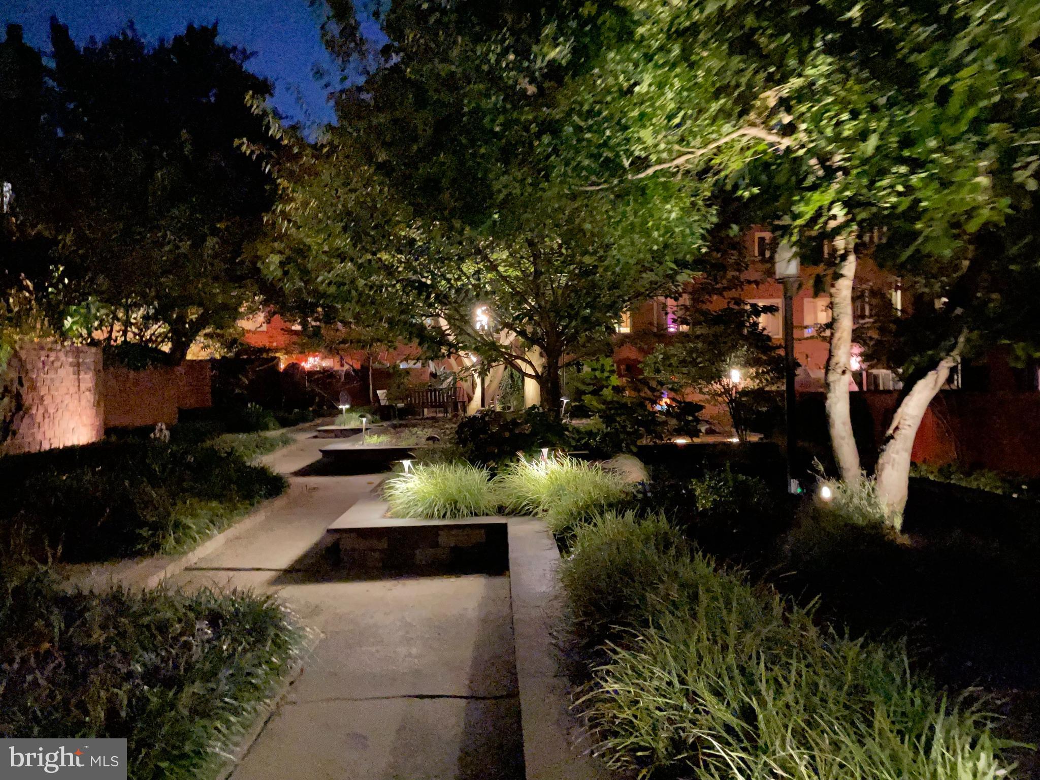 QUEEN VILLAGE - Residential