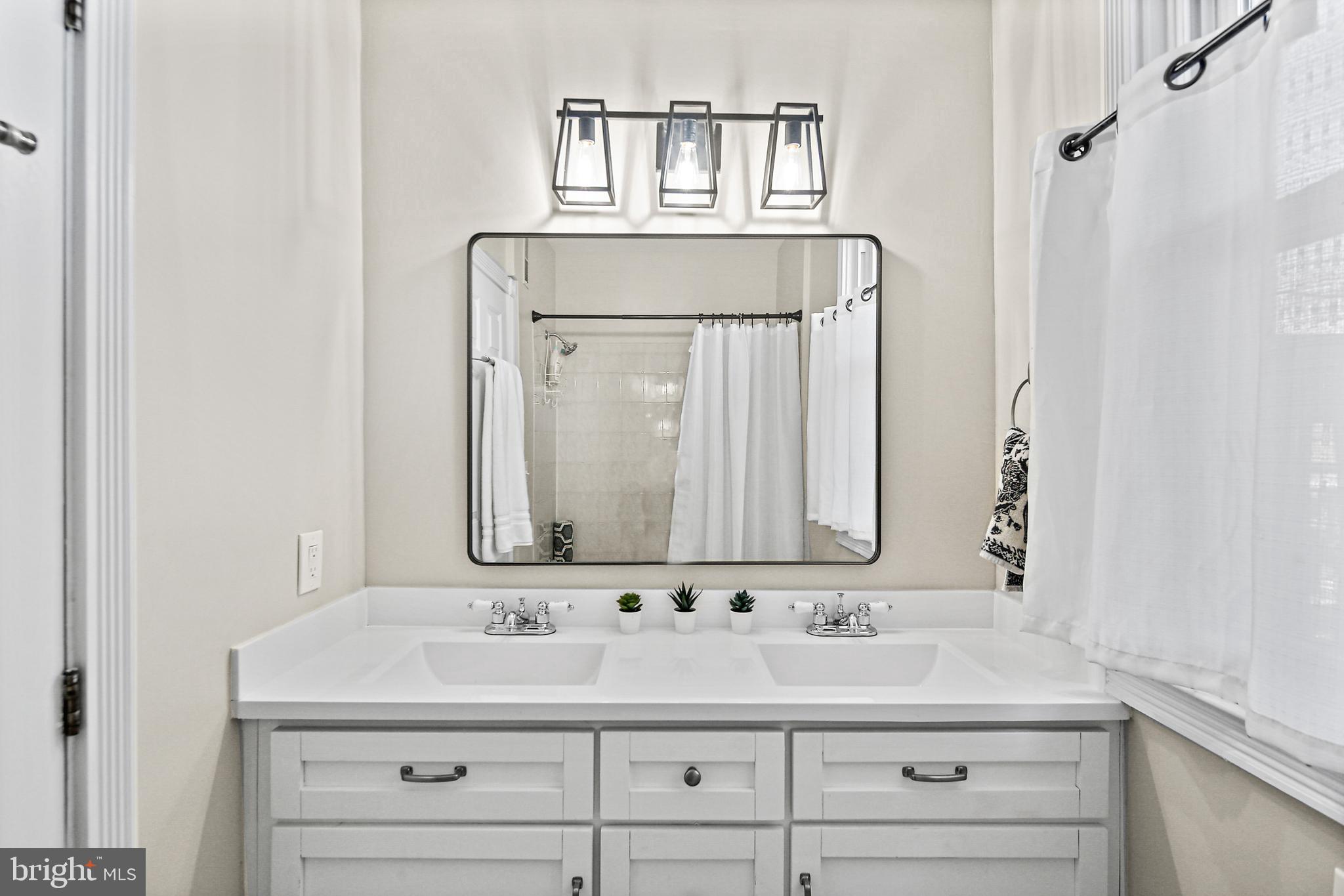 LOCUST POINT - Residential