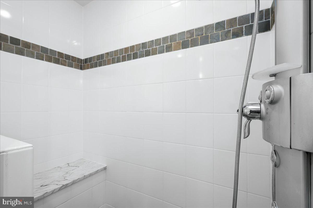 CARDEROCK SPRINGS - Residential